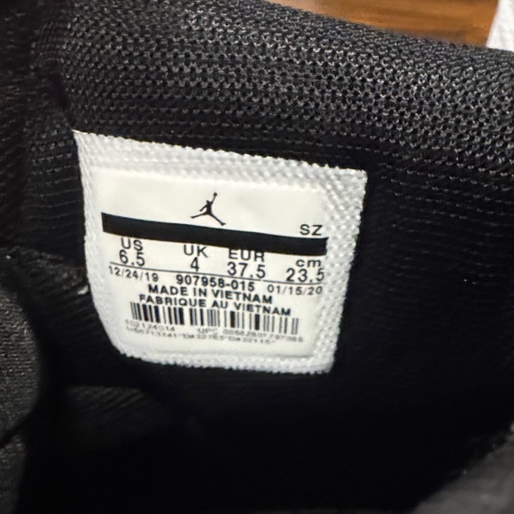 Nike Black and White Athletic Shoes - Picture 5 of 6